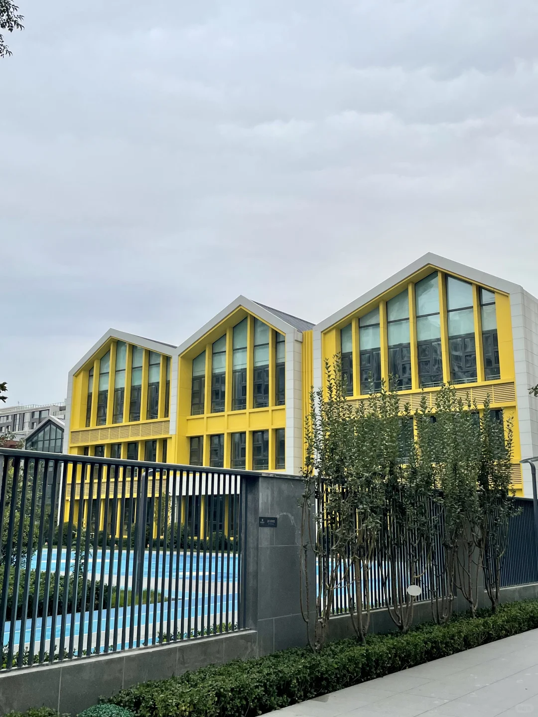 石家庄富人一墙之隔