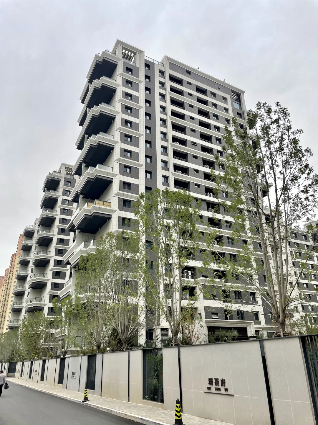 石家庄富人一墙之隔