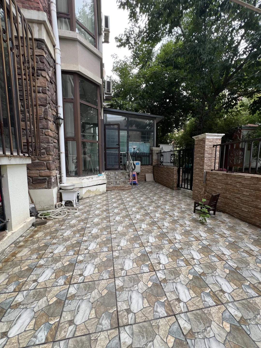 五楼到顶的老洋房🏡一楼带院，过时了没人要！