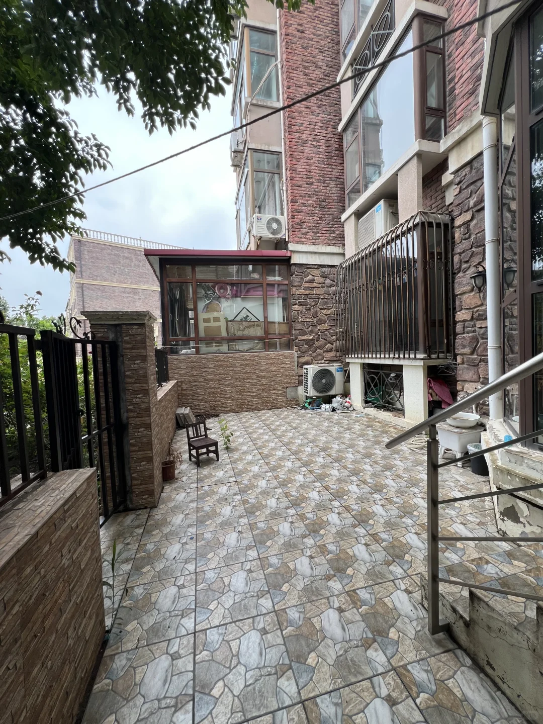 五楼到顶的老洋房🏡一楼带院，过时了没人要！