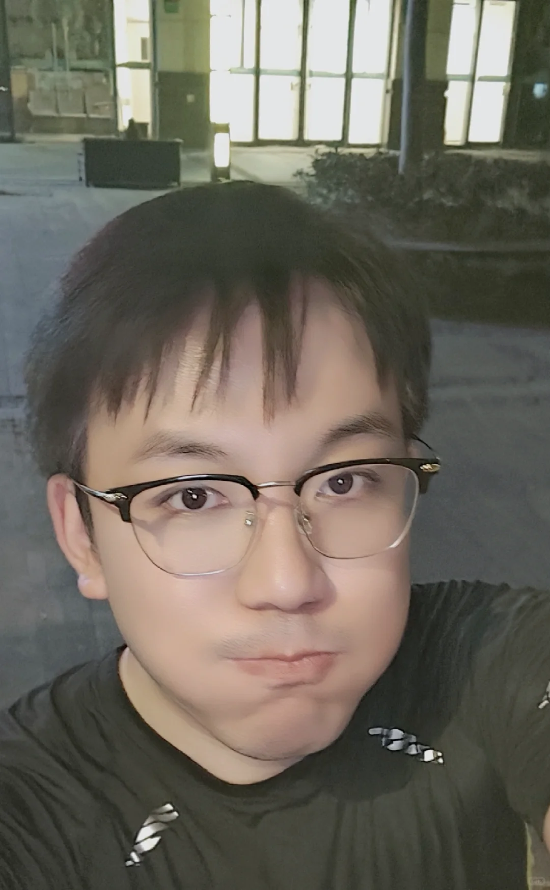 干房地产加班到深夜的我