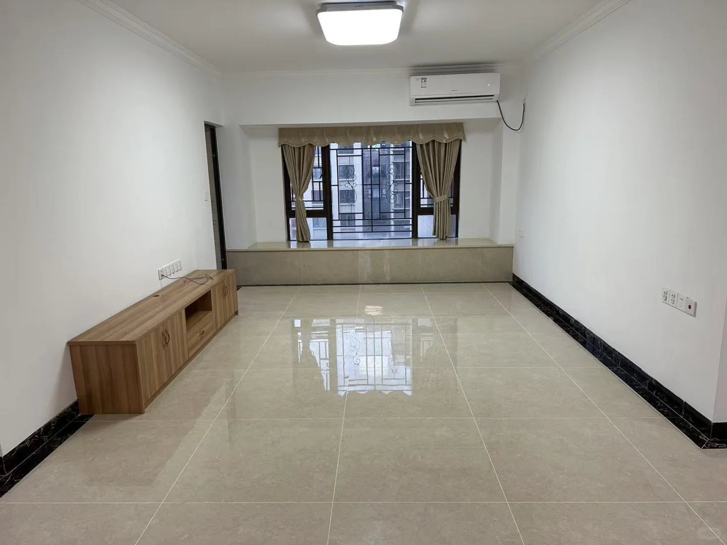 怀德万象汇 怀德峰景132平三房两卫空房出租