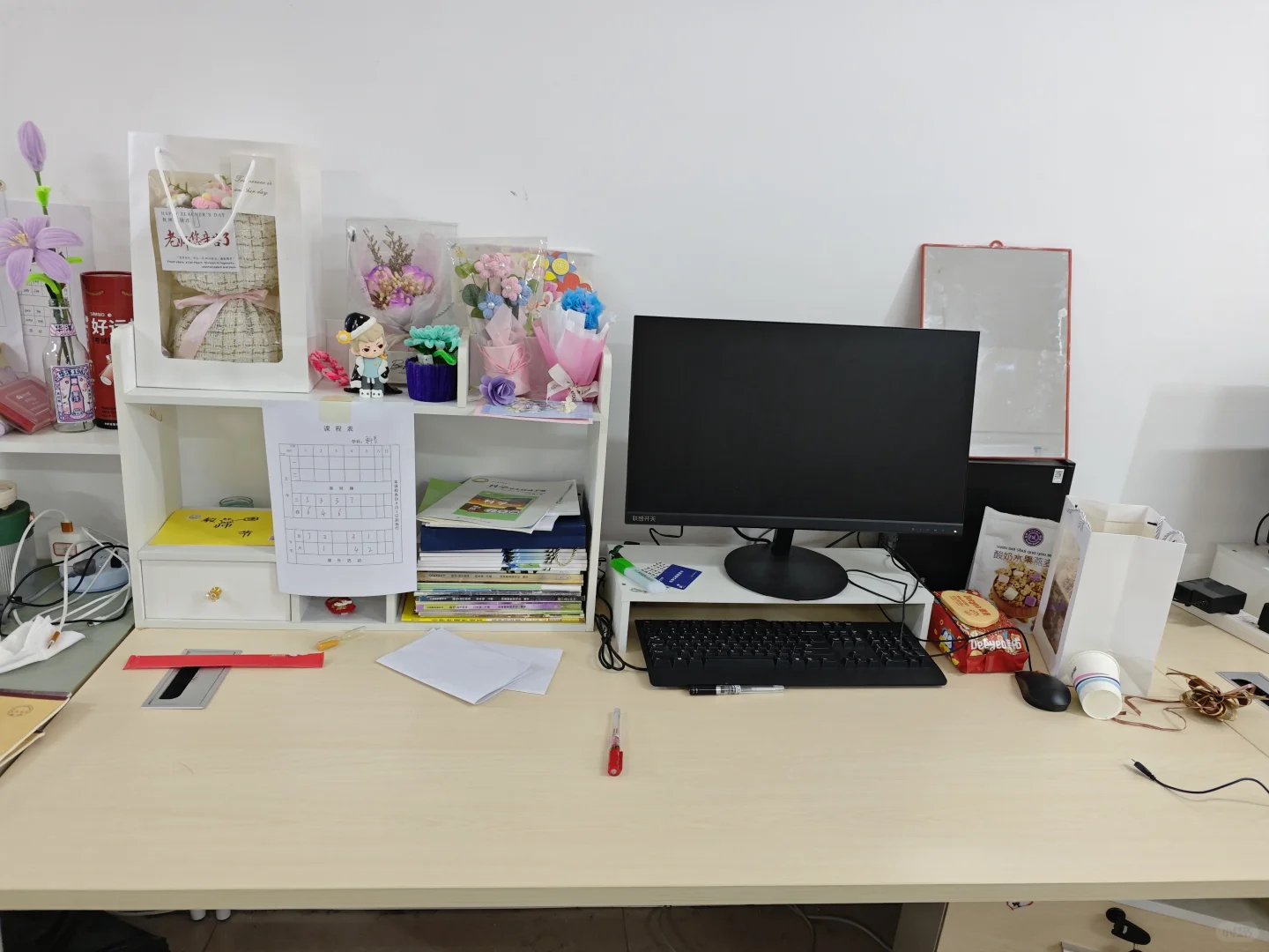 语文老师的桌子vs综合科老师的桌子