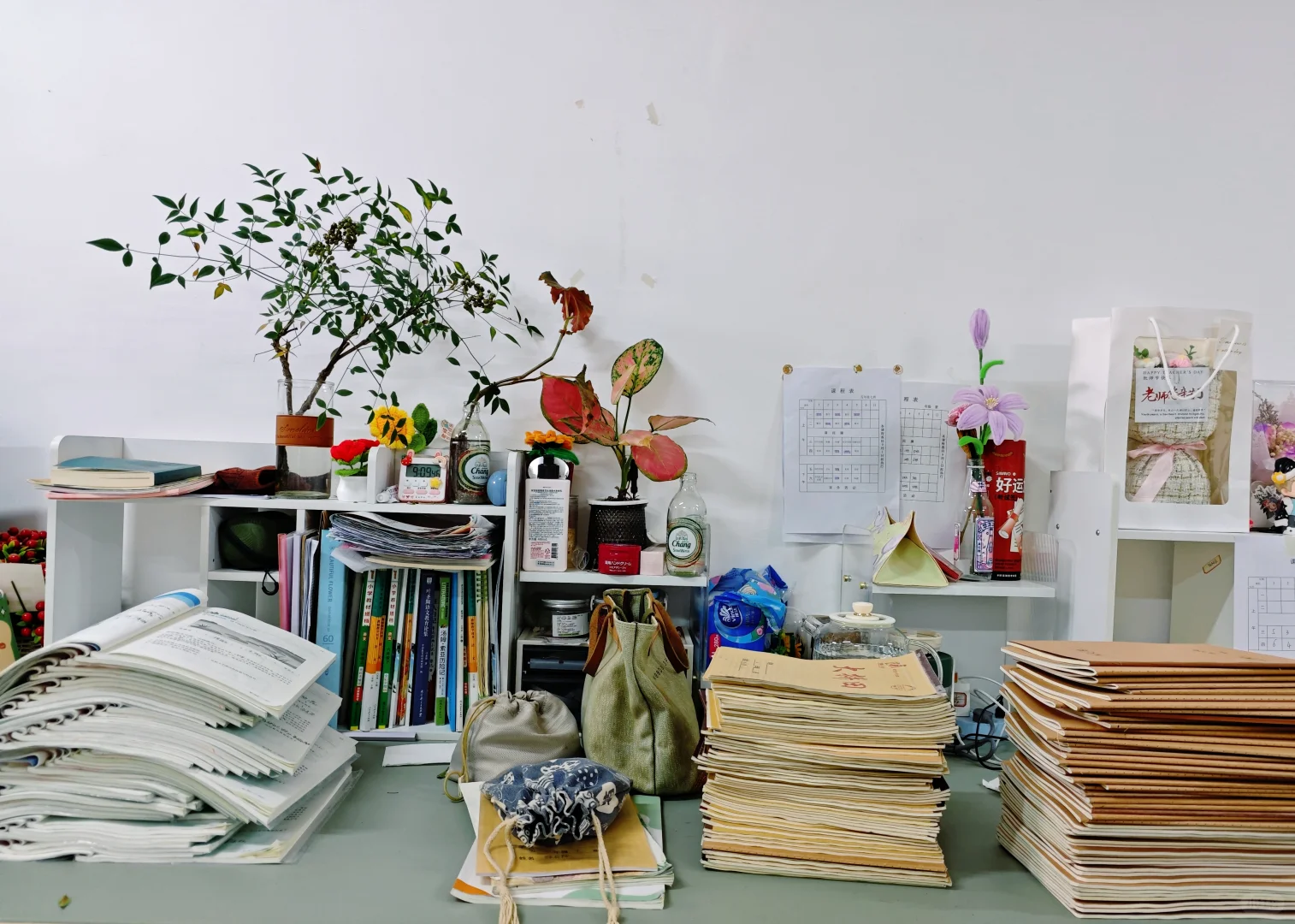 语文老师的桌子vs综合科老师的桌子