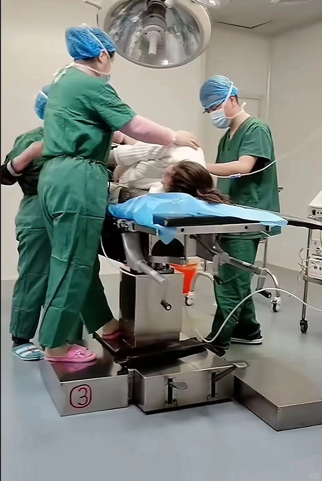 剖宫产背后的真相:为什么安全成了“特权”