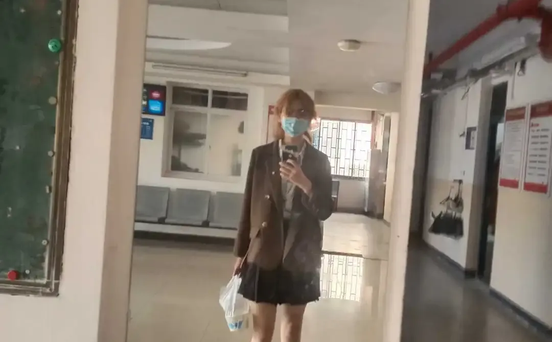 谁曾想，大一的时候穿成这样就是下楼买个饭