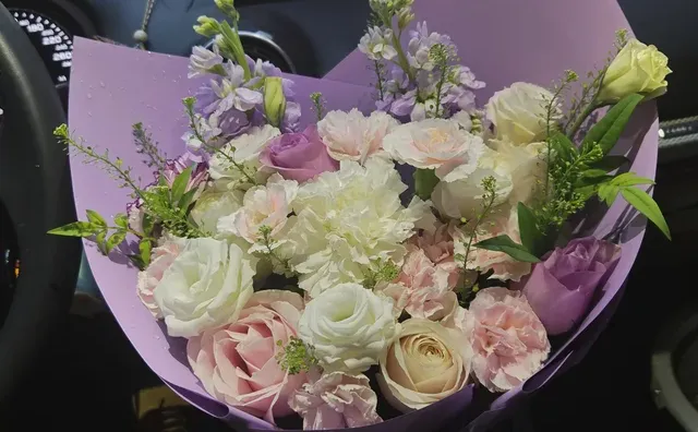 结束一周的工作 nice路过的发一张粉紫色系鲜花 精致生活从一束鲜花开始 车内的