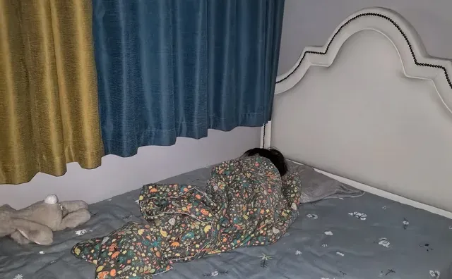 为啥一岁九个月的她非要自己睡。