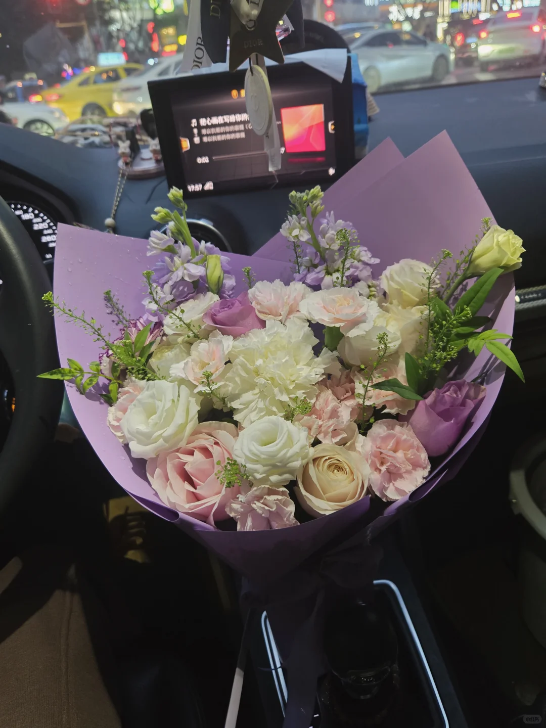 结束一周的工作 nice路过的发一张粉紫色系鲜花 精致生活从一束鲜花开始 车内的