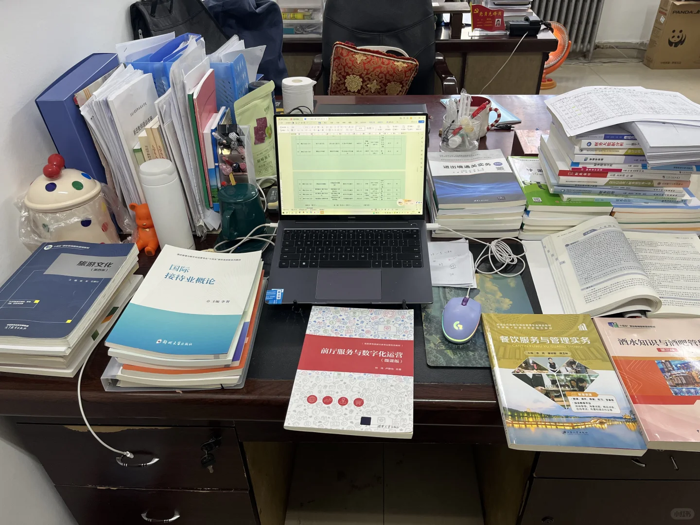 期末教务人的工位现状：已被课本埋了🆘