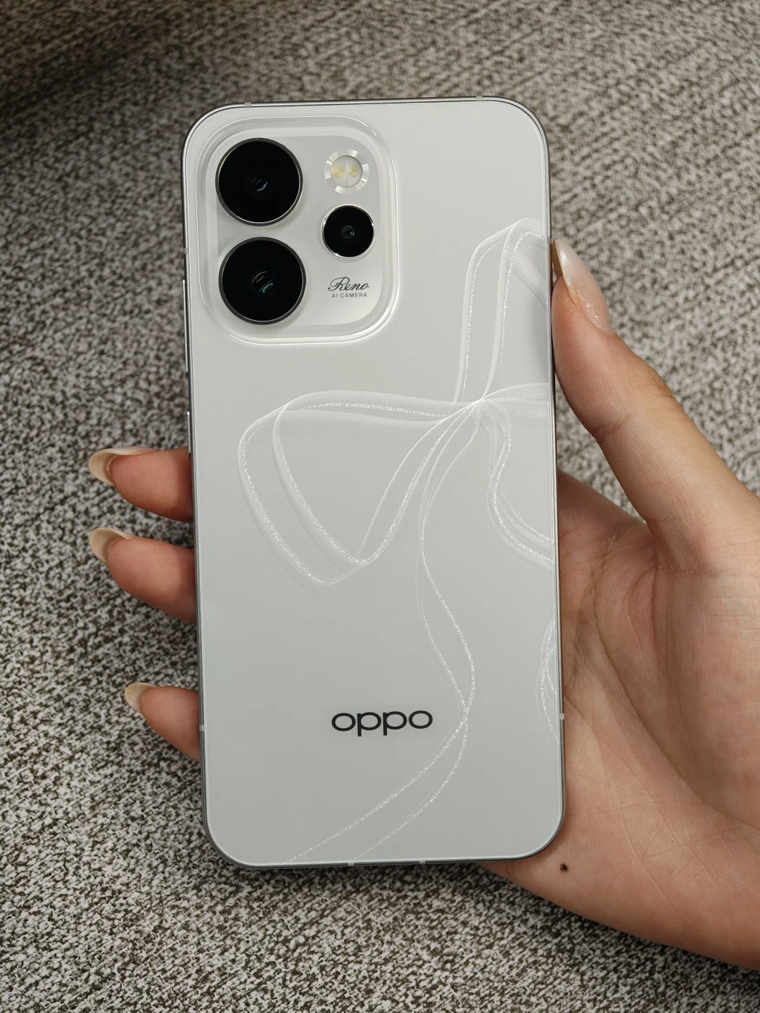 OPPOReno15Pro和iPhone沙漠金好像有点像？