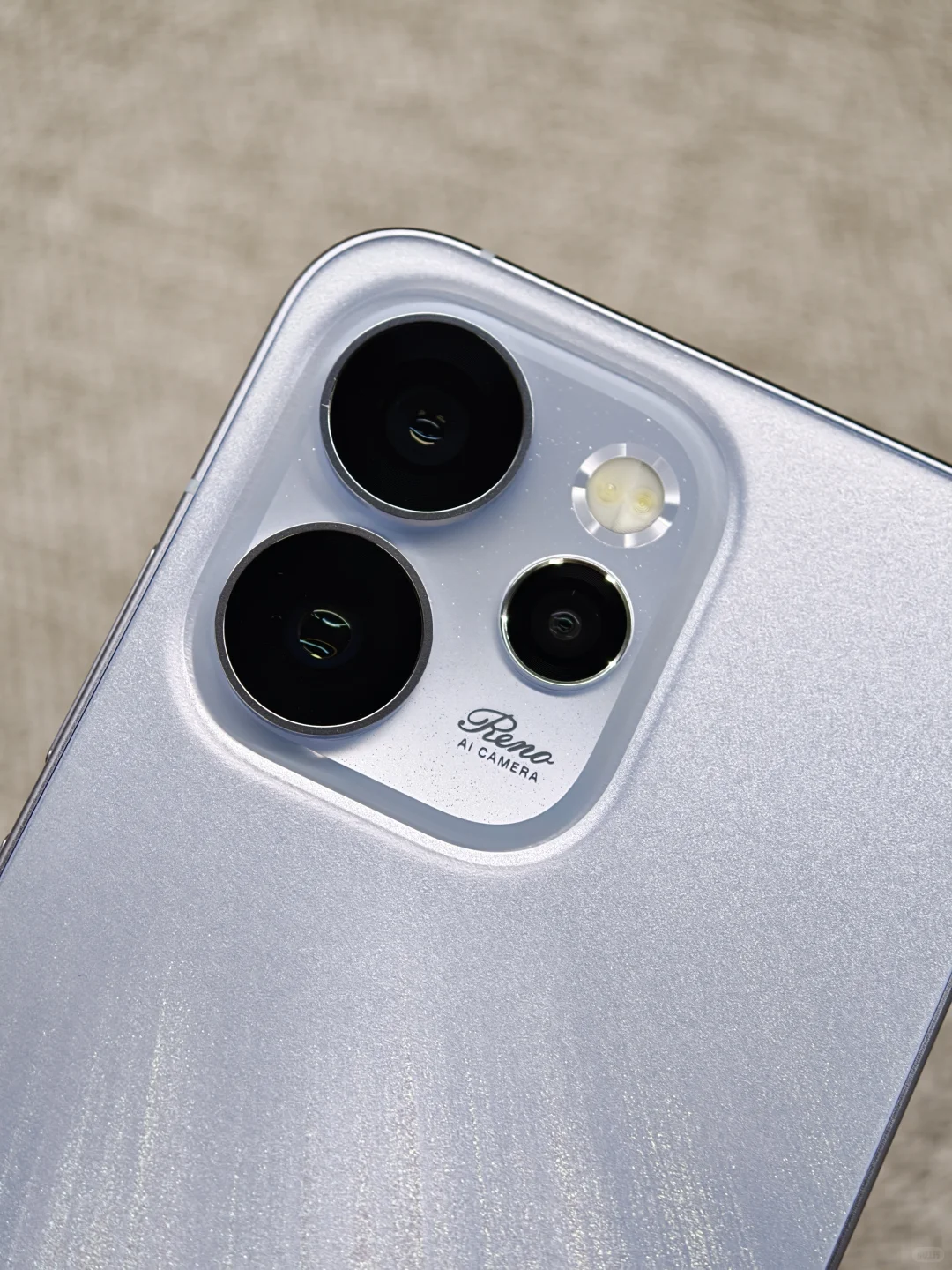 OPPOReno15Pro和iPhone沙漠金好像有点像？