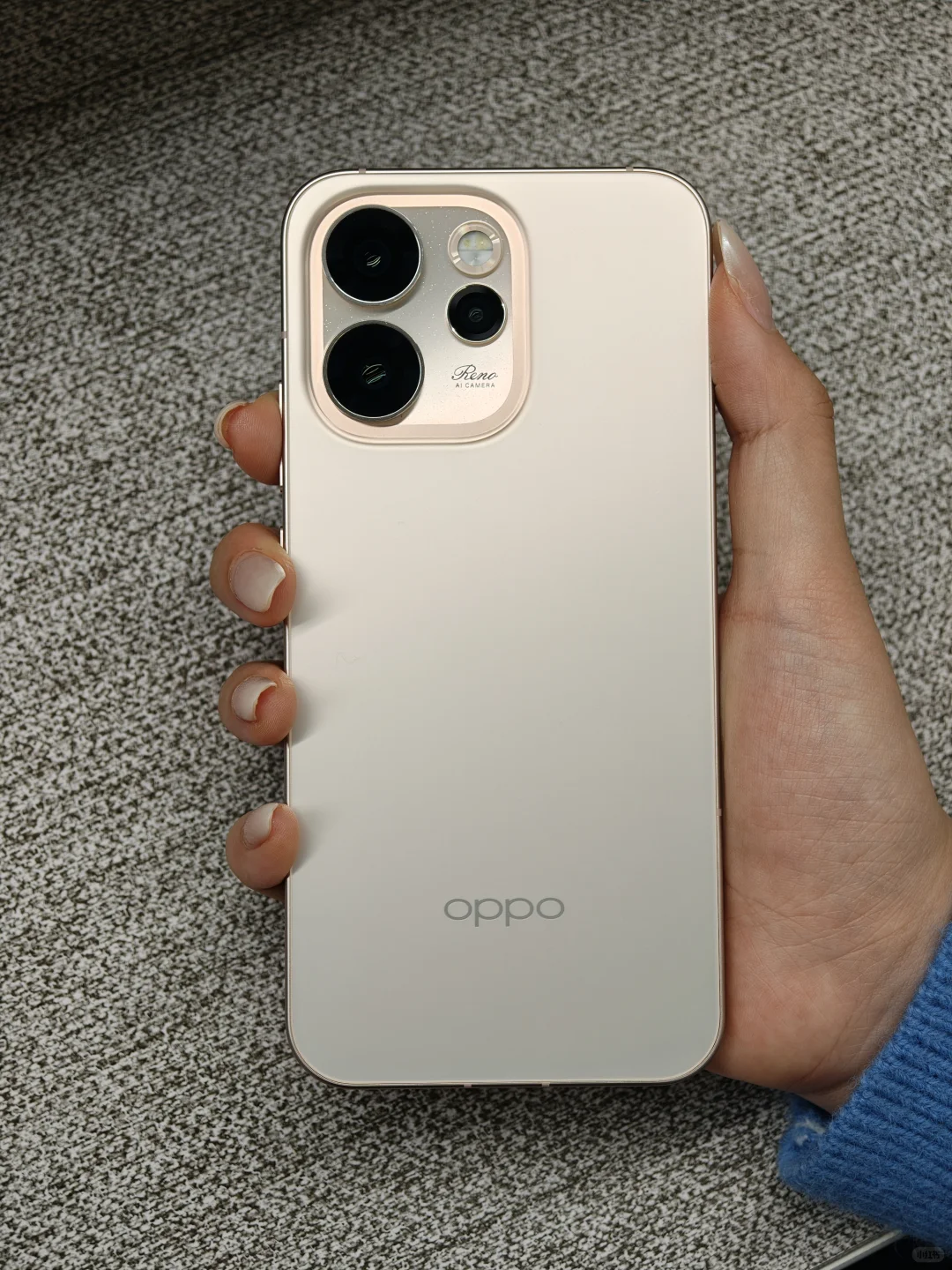 OPPOReno15Pro和iPhone沙漠金好像有点像？