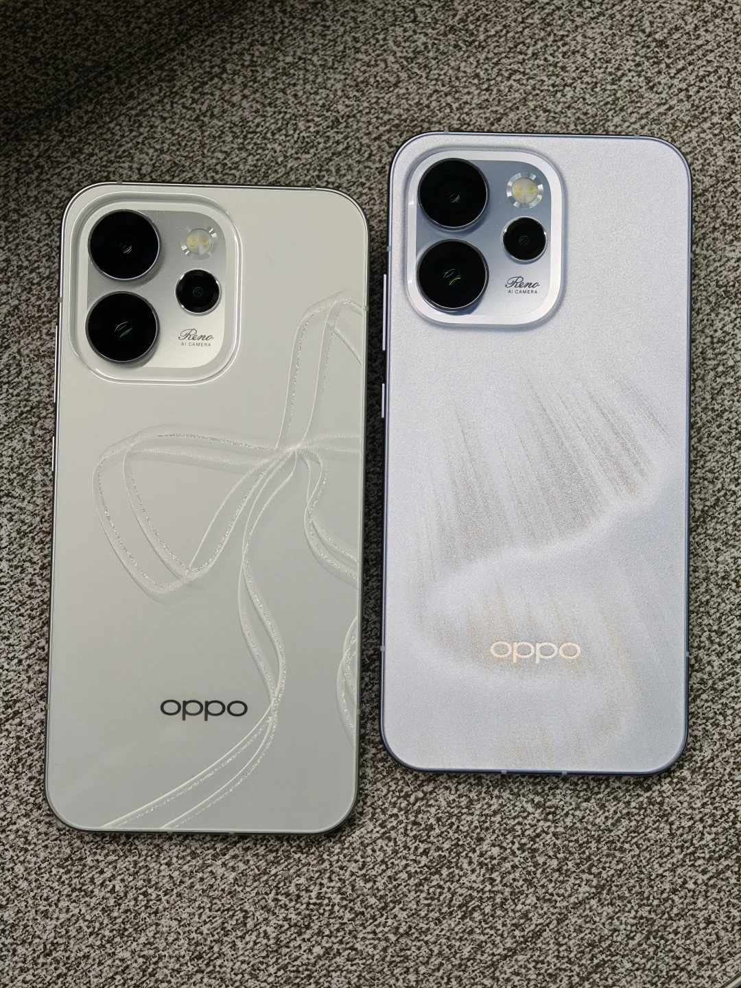 OPPOReno15Pro和iPhone沙漠金好像有点像？