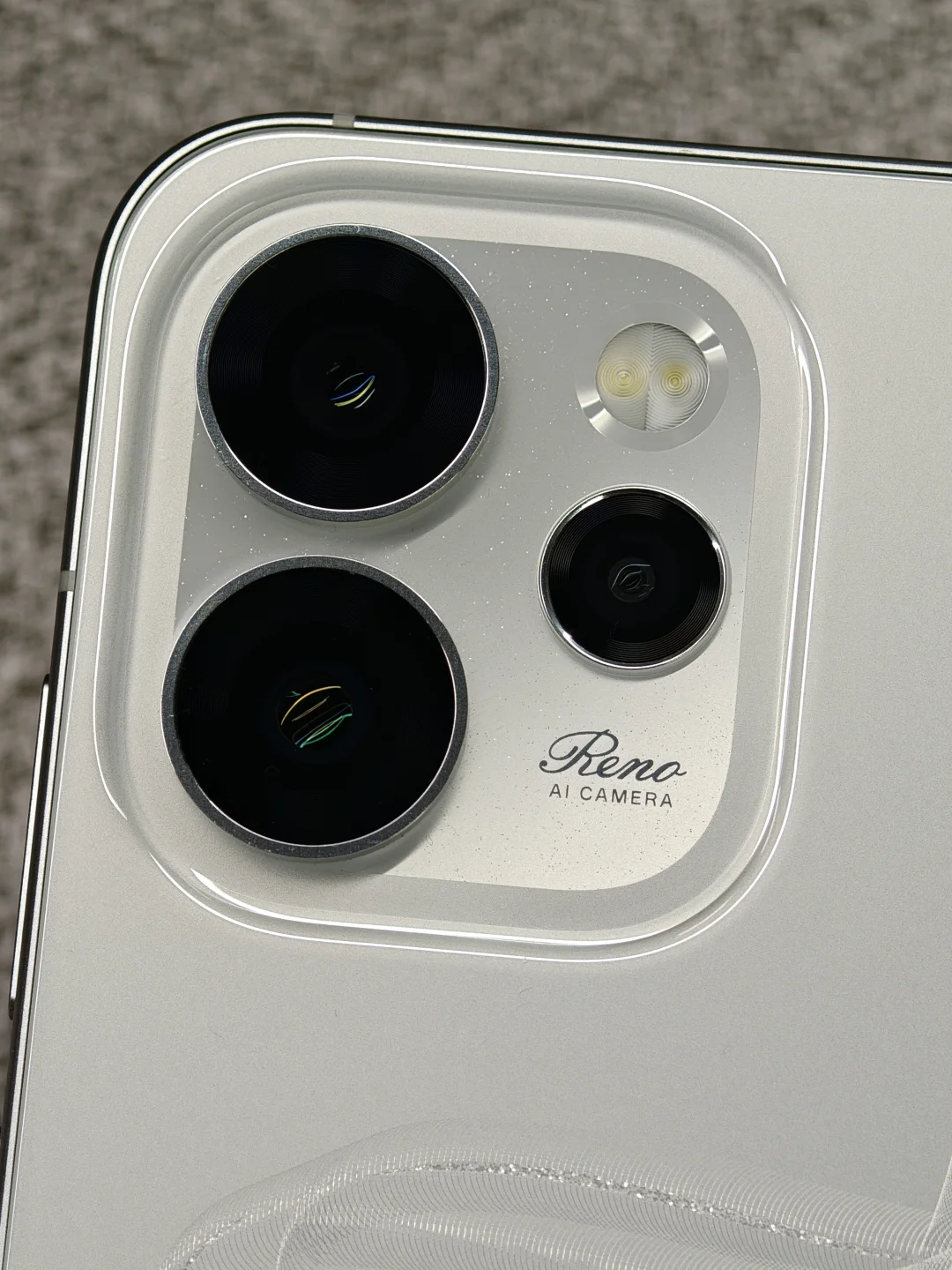 OPPOReno15Pro和iPhone沙漠金好像有点像？