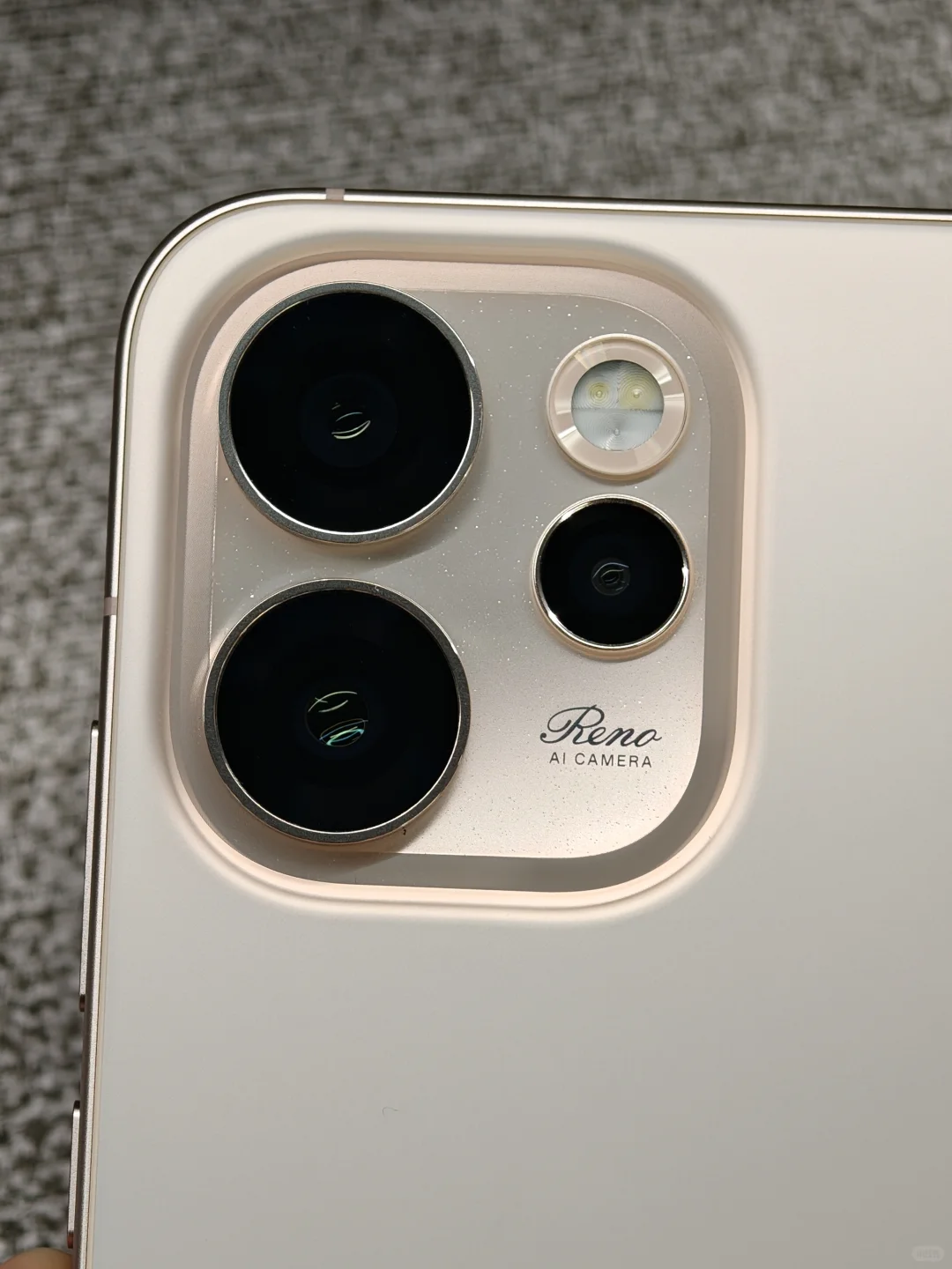 OPPOReno15Pro和iPhone沙漠金好像有点像？