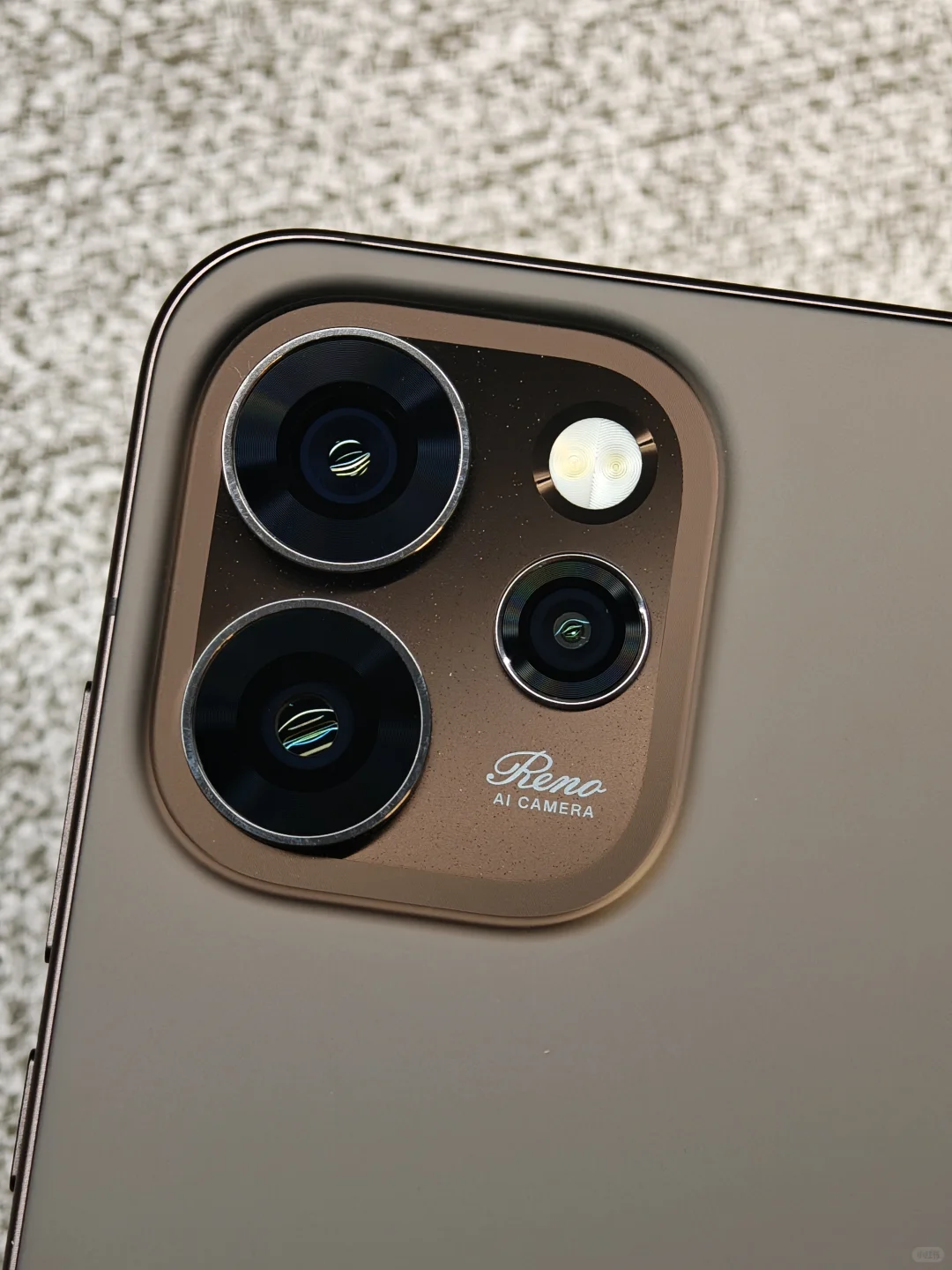 OPPOReno15Pro和iPhone沙漠金好像有点像？