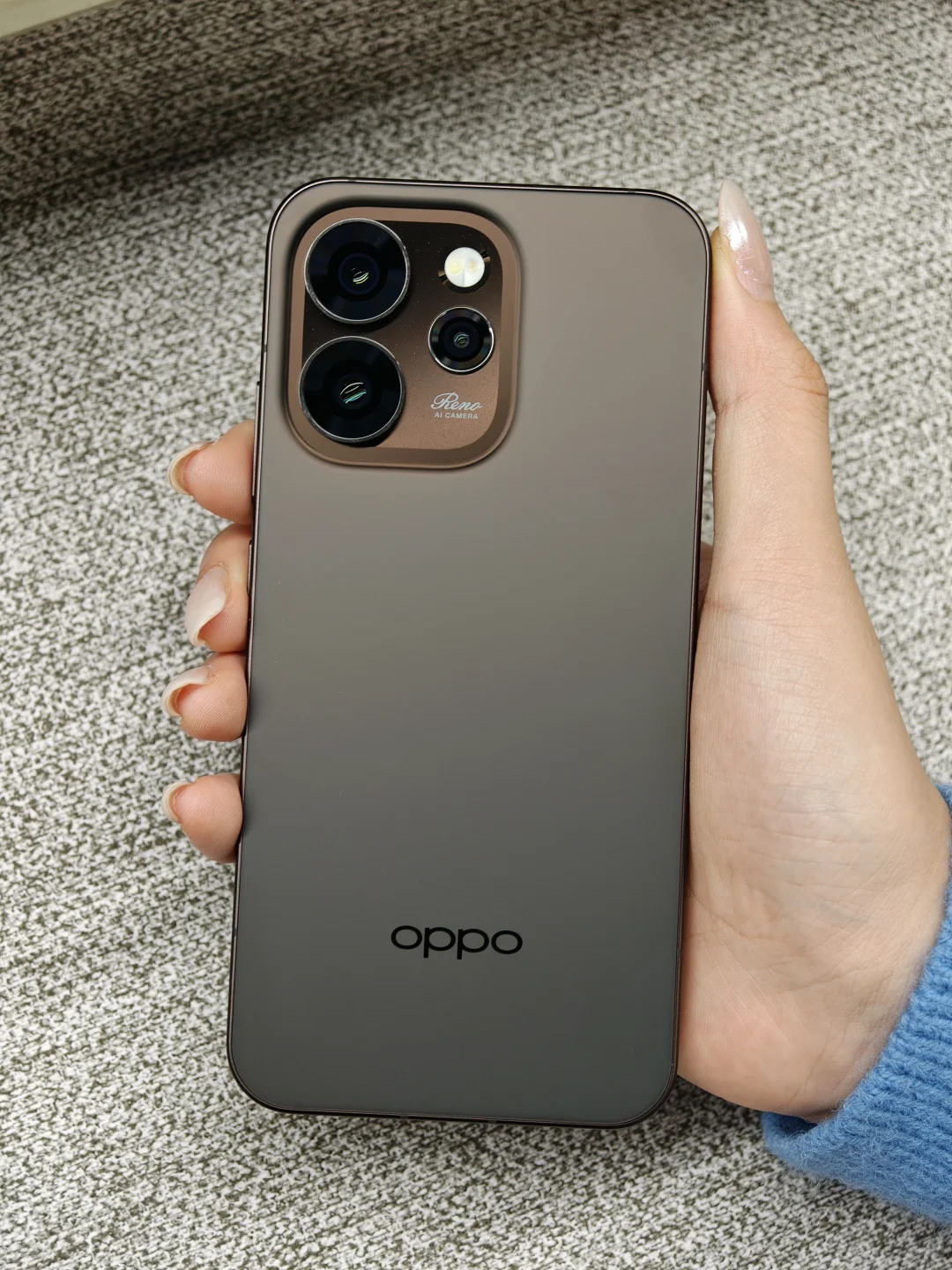 OPPOReno15Pro和iPhone沙漠金好像有点像？