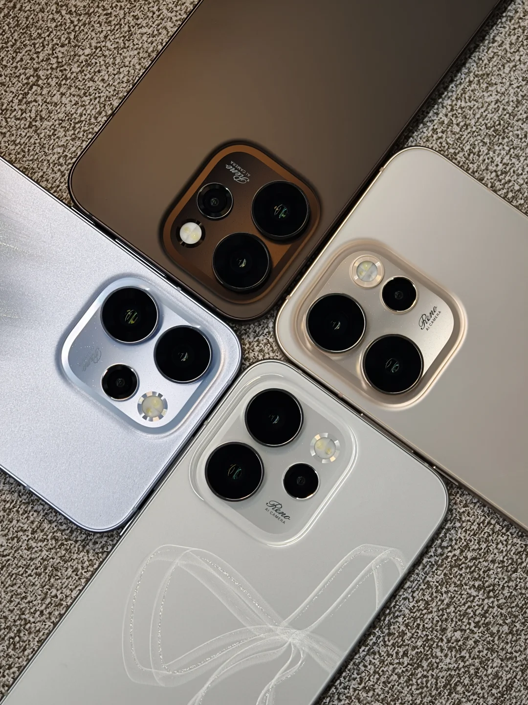 OPPOReno15Pro和iPhone沙漠金好像有点像？