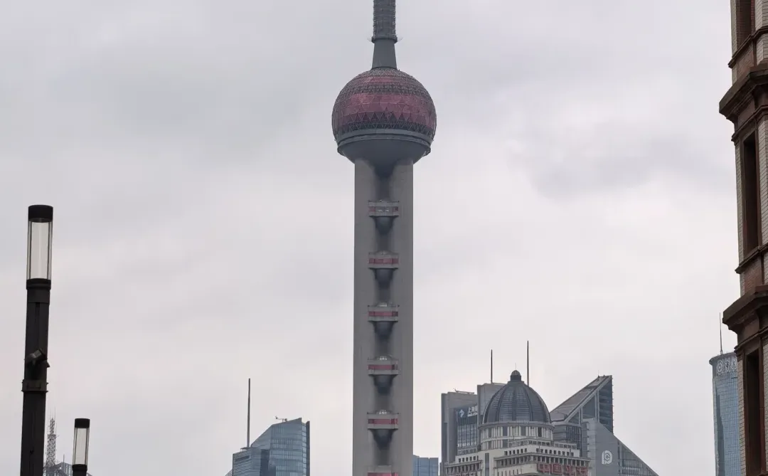 河南人用着安卓机喝着蜜雪冰城