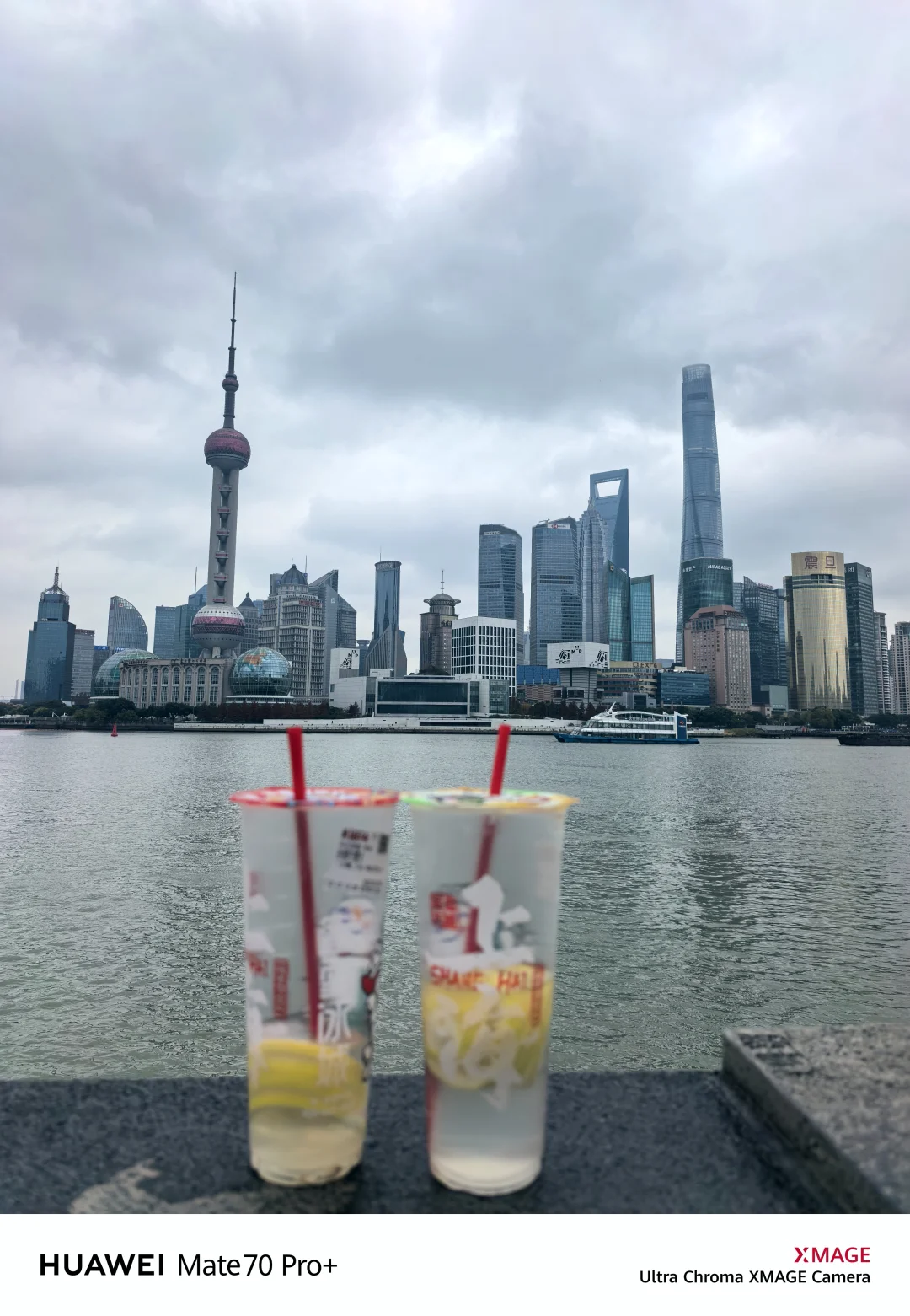 河南人用着安卓机喝着蜜雪冰城