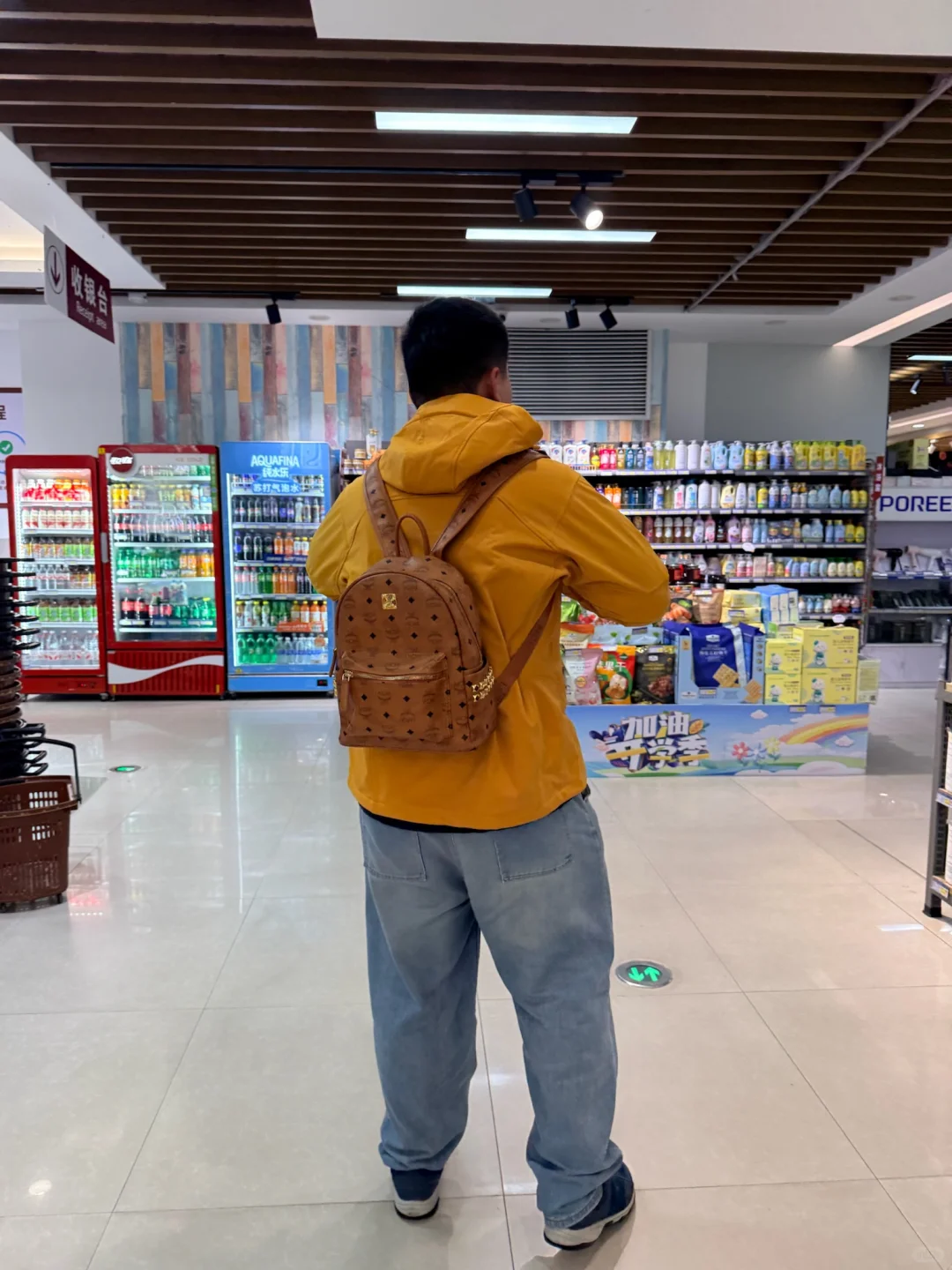 入了一个平的包包 让男朋友做拎包英雄