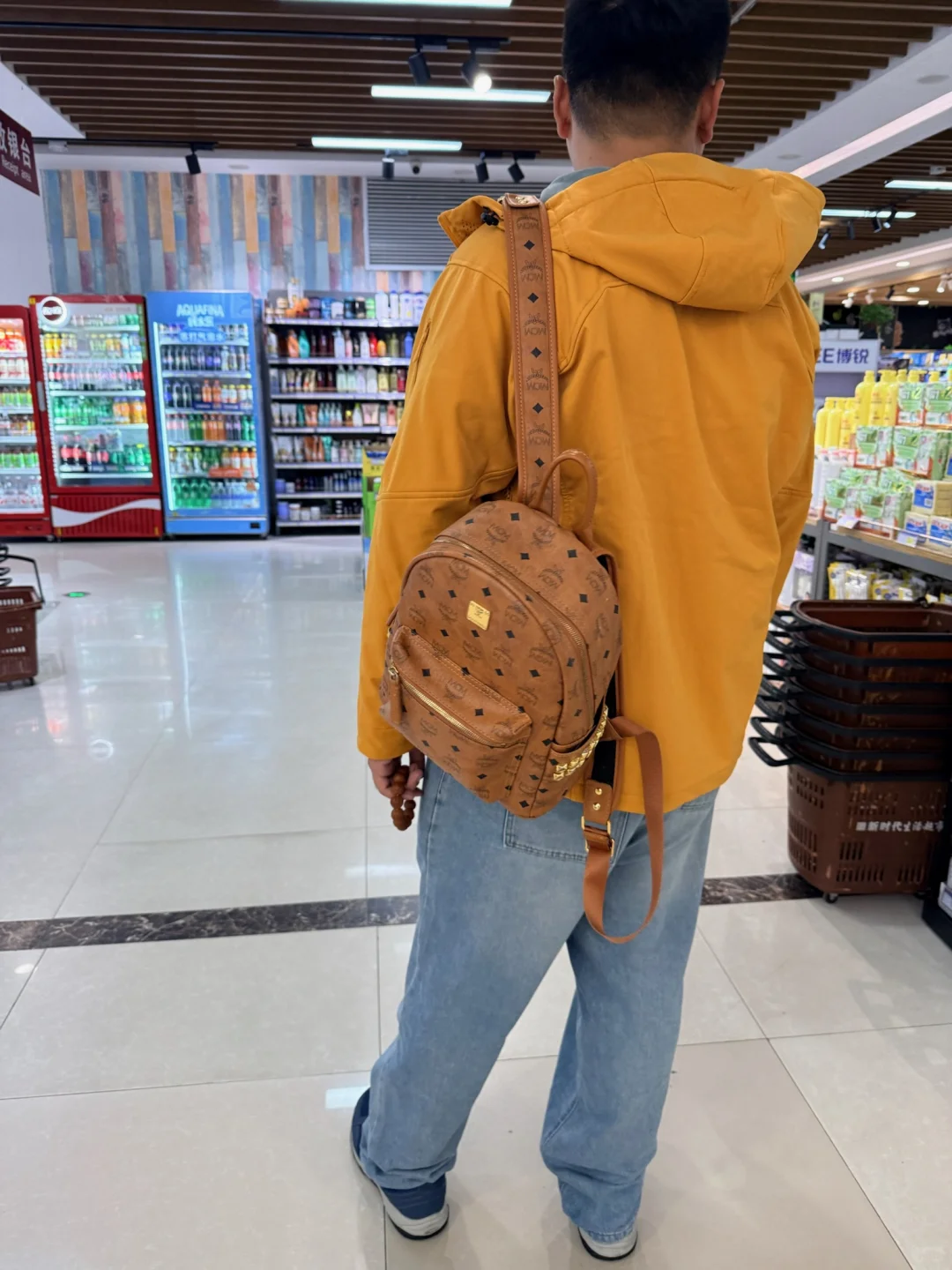 入了一个平的包包 让男朋友做拎包英雄