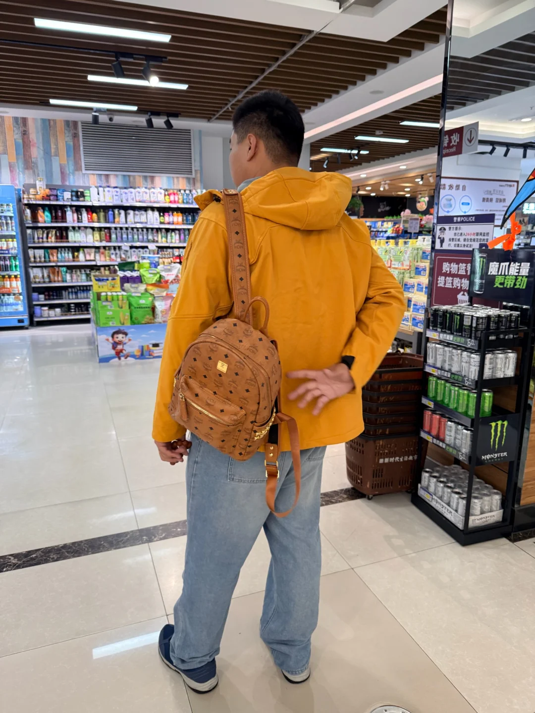 入了一个平的包包 让男朋友做拎包英雄