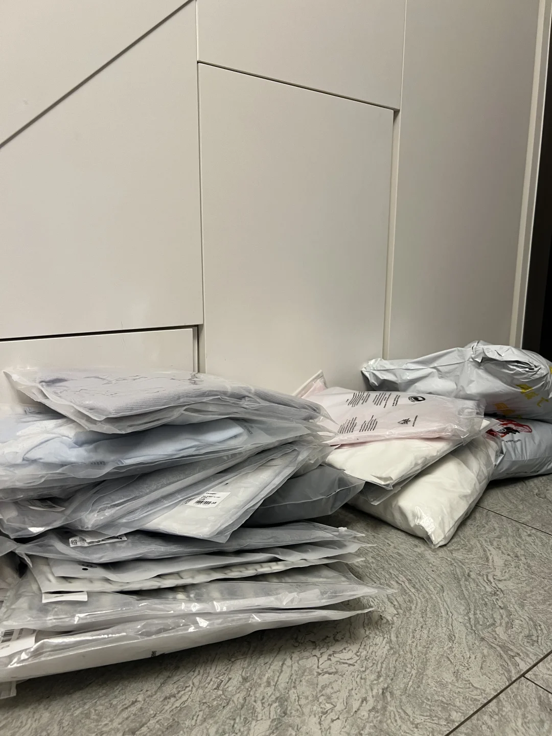 女朋友又买了一大堆衣服回来