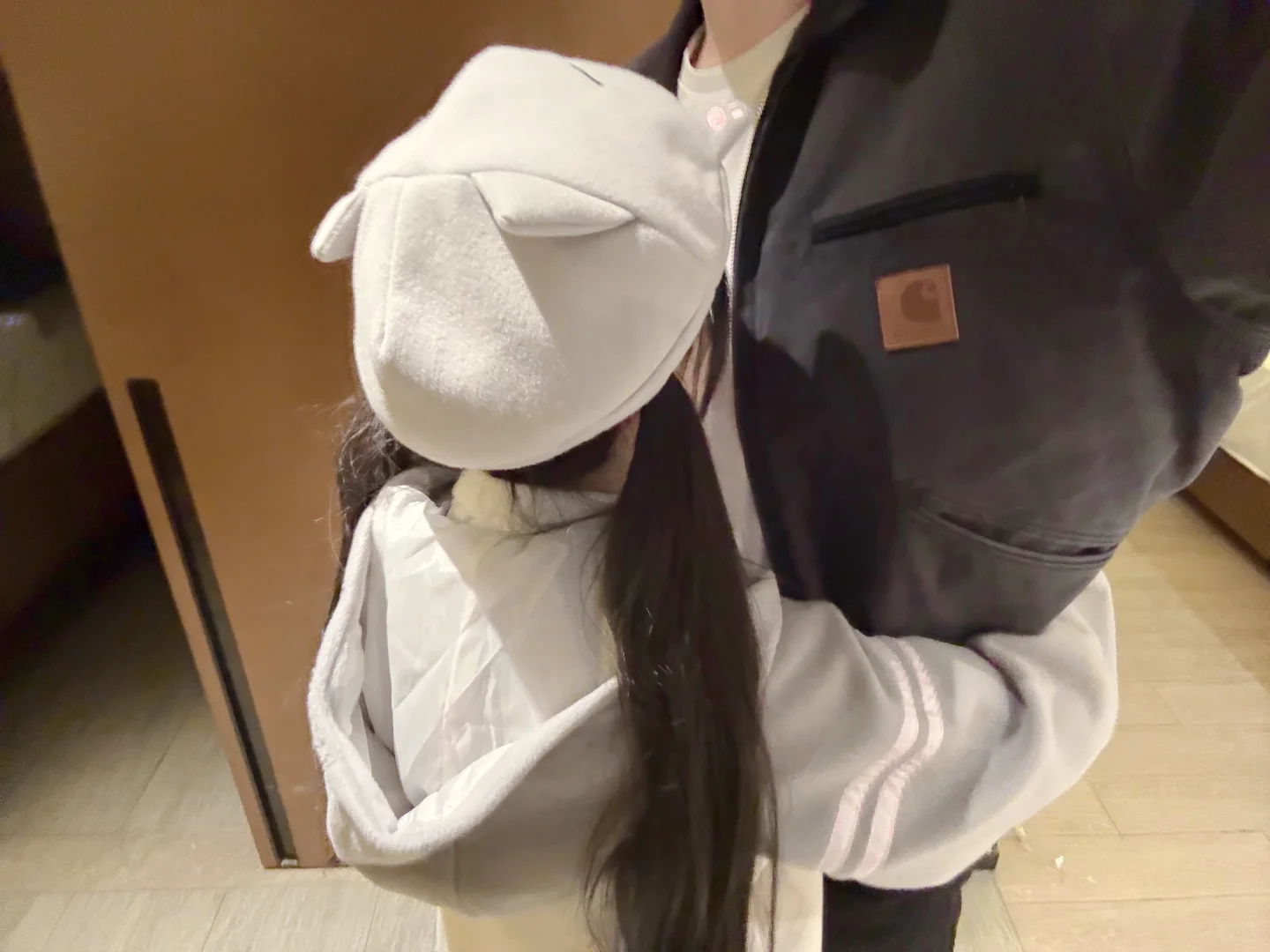 广大网友帮忙扒一下女朋友抱的这个男生是谁