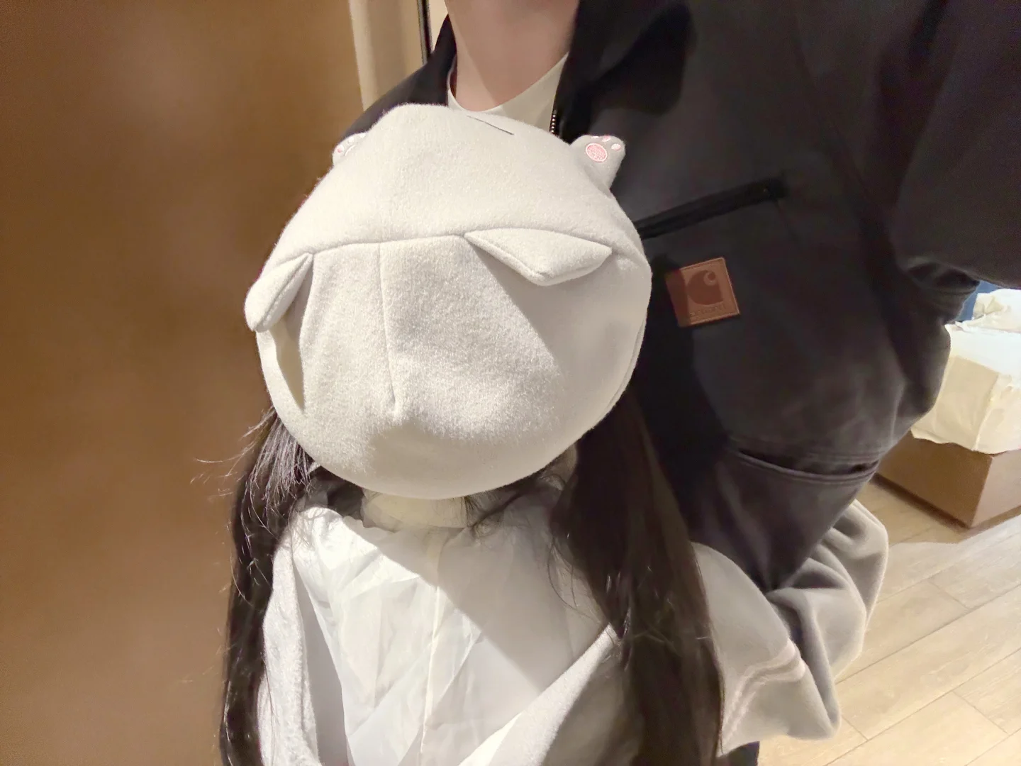 广大网友帮忙扒一下女朋友抱的这个男生是谁