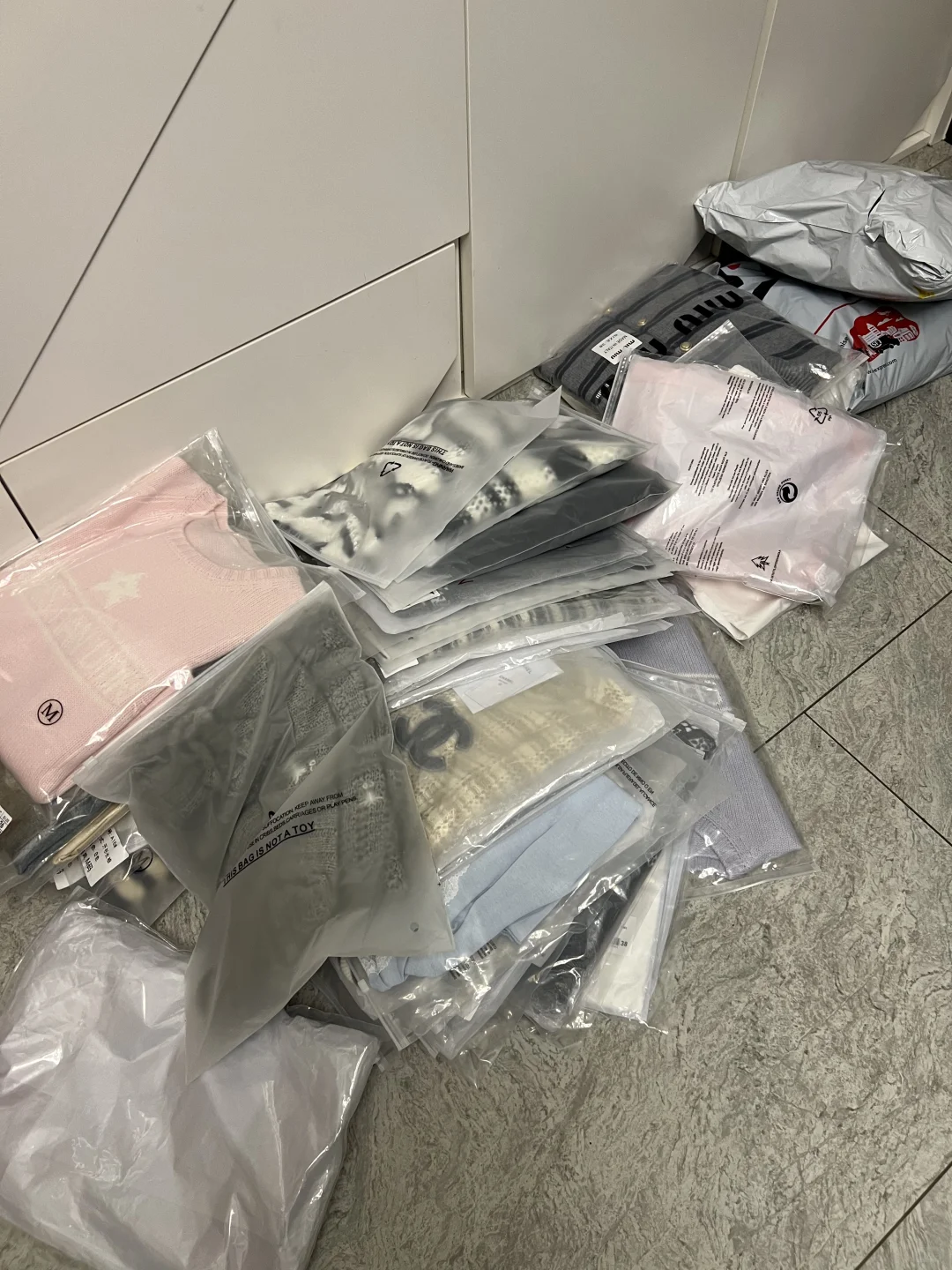 女朋友又买了一大堆衣服回来