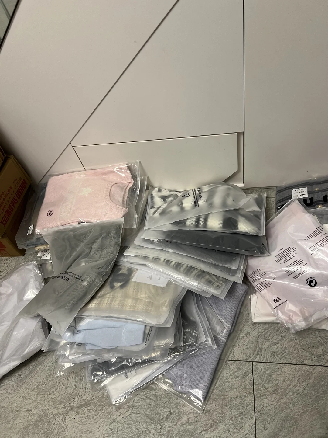 女朋友又买了一大堆衣服回来