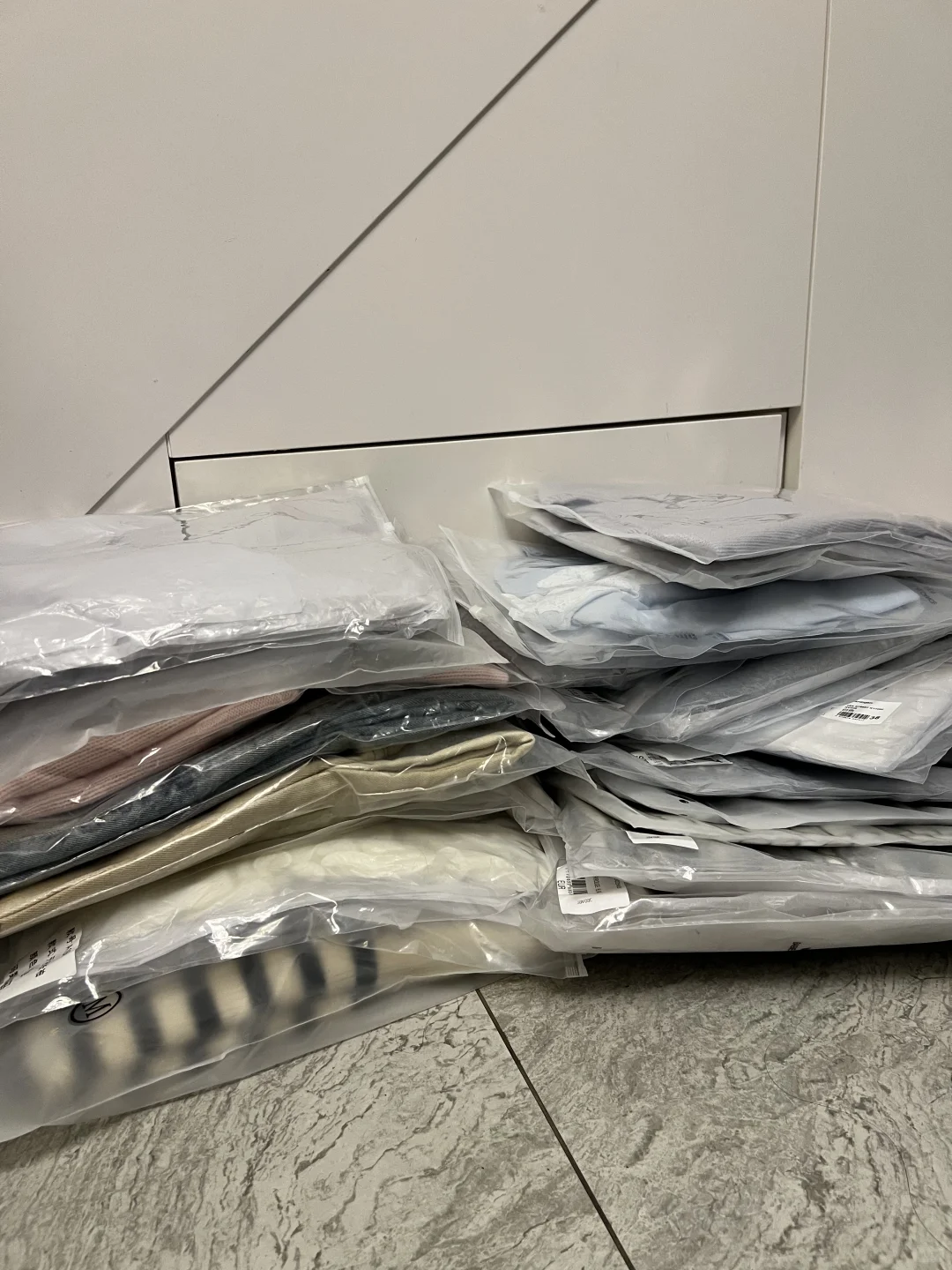 女朋友又买了一大堆衣服回来