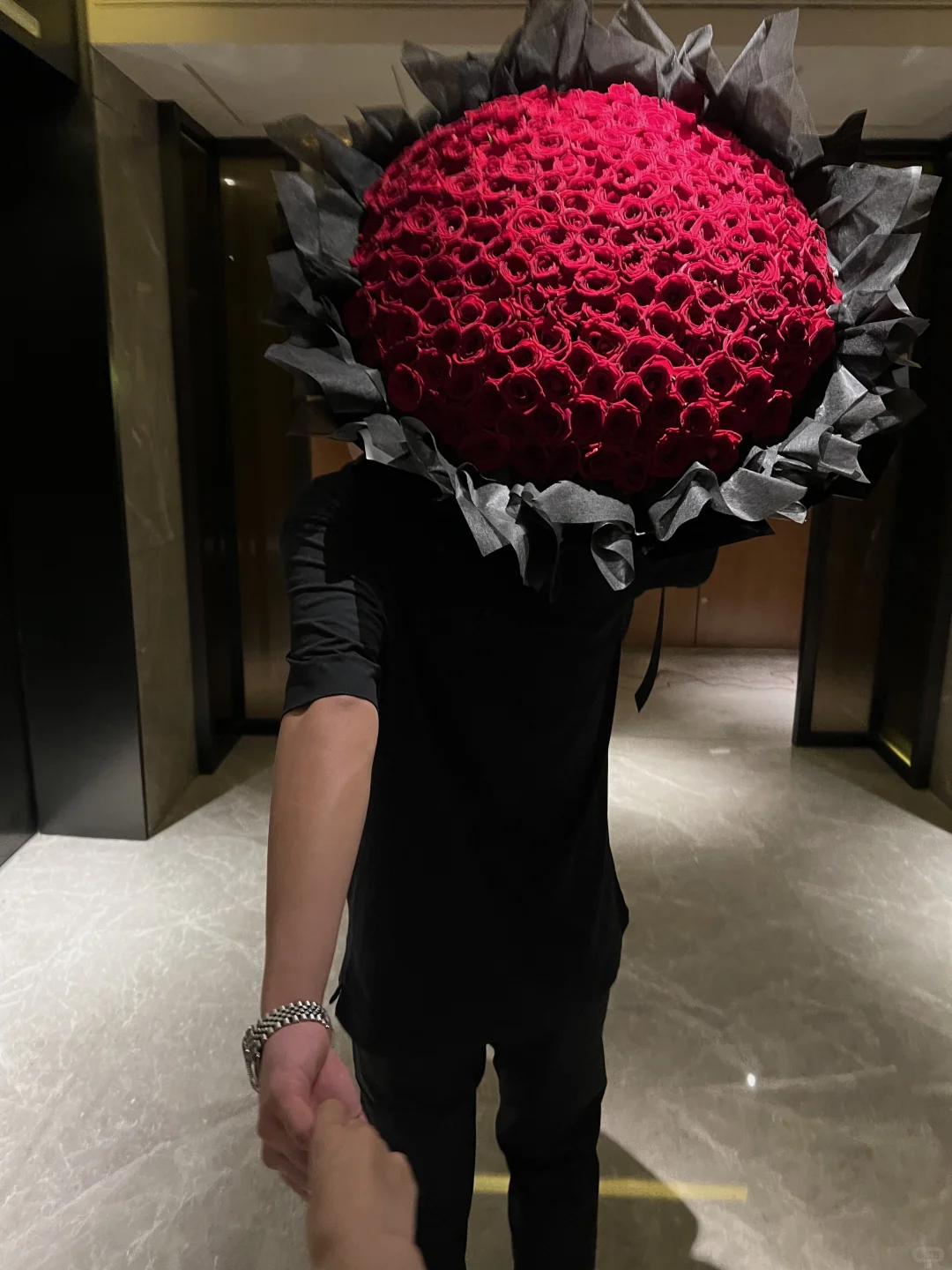 恋爱要从一束花和正式的告白开始…