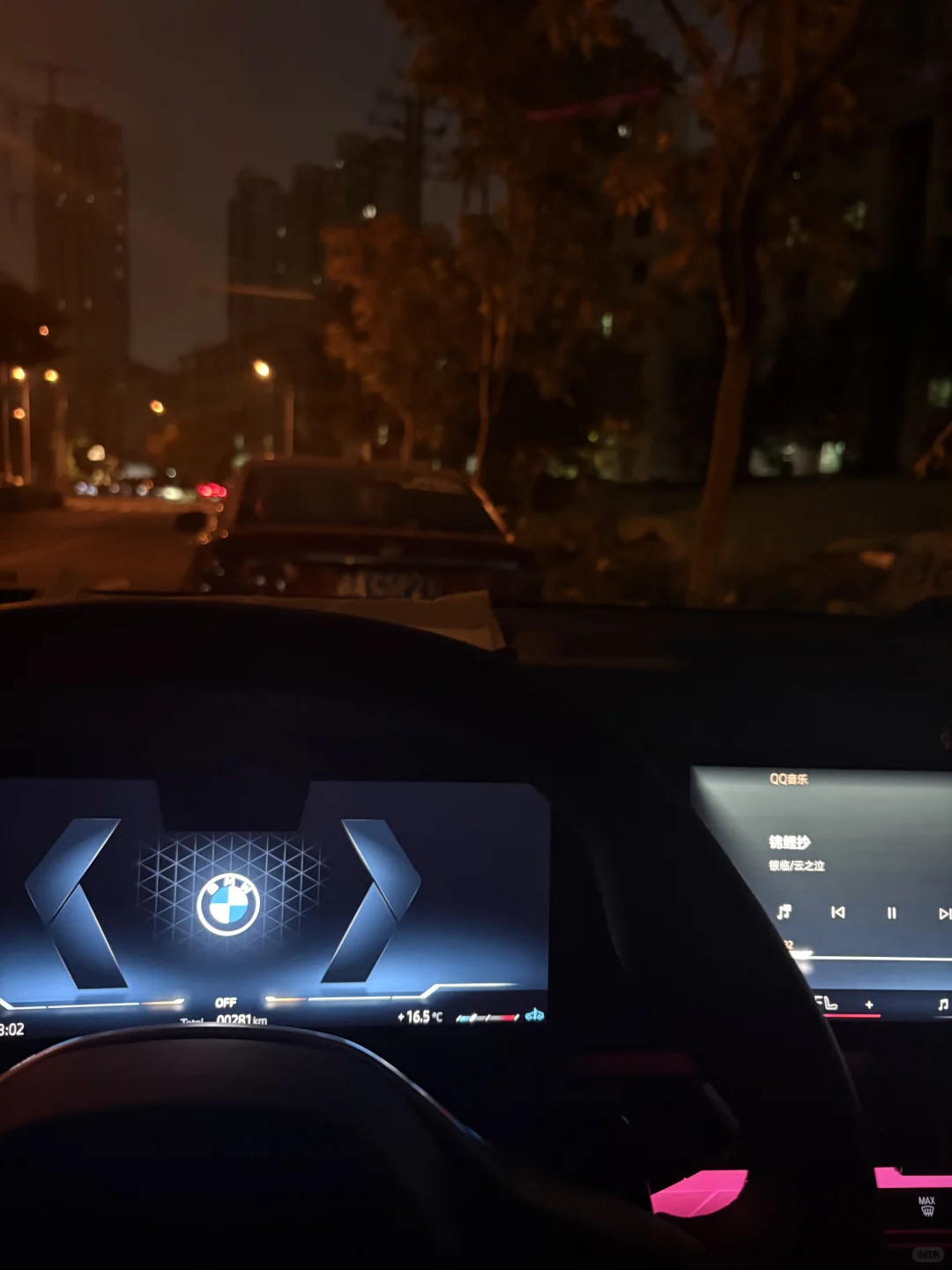 想找个女朋友带她去很多很多地方。