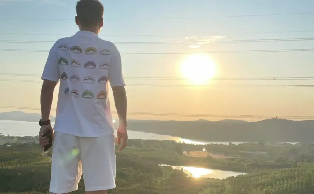 94老登蹲女朋友啦