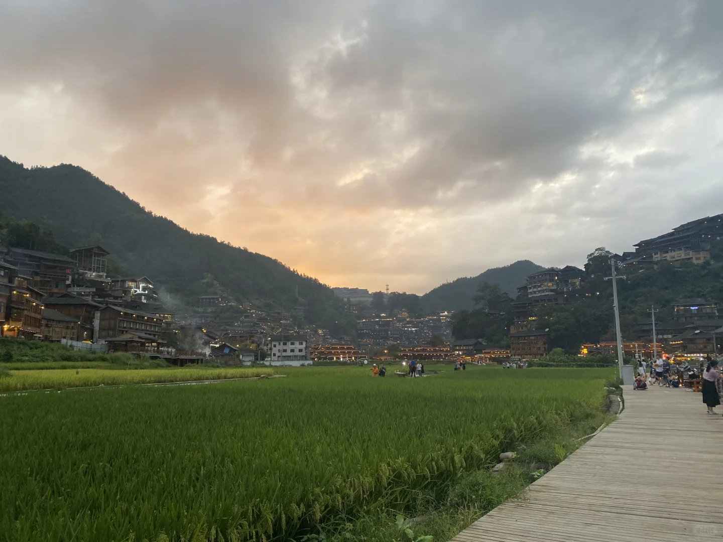 想找个女朋友带她去很多很多地方。