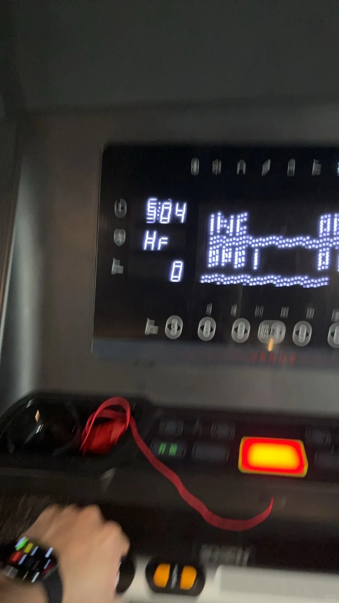 想找个女朋友带她去很多很多地方。