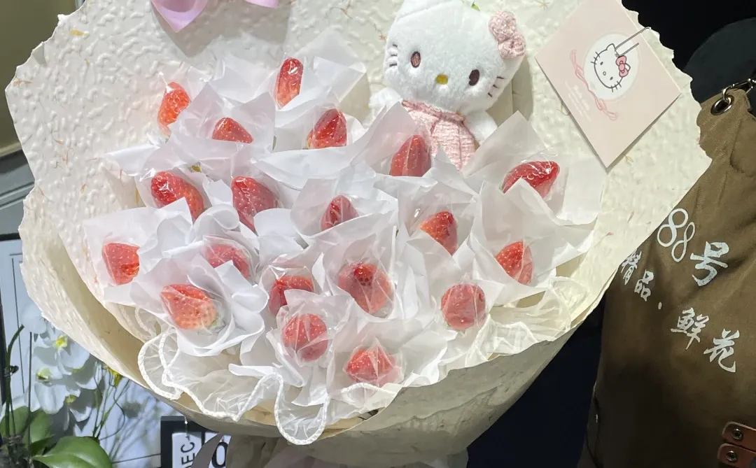 被这个小可爱甜到了草莓花束