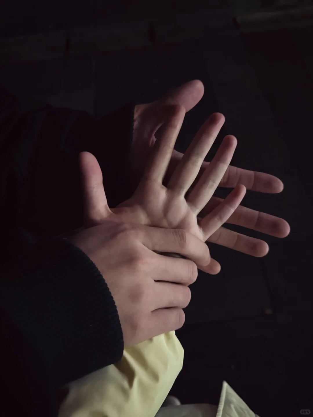 牵起的手 是两颗心的桥