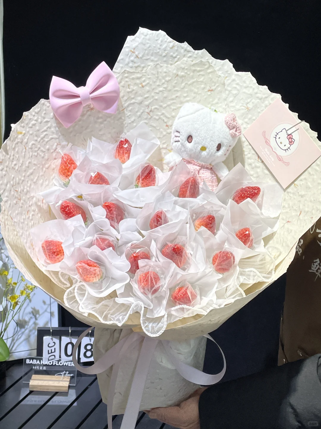 被这个小可爱甜到了草莓花束