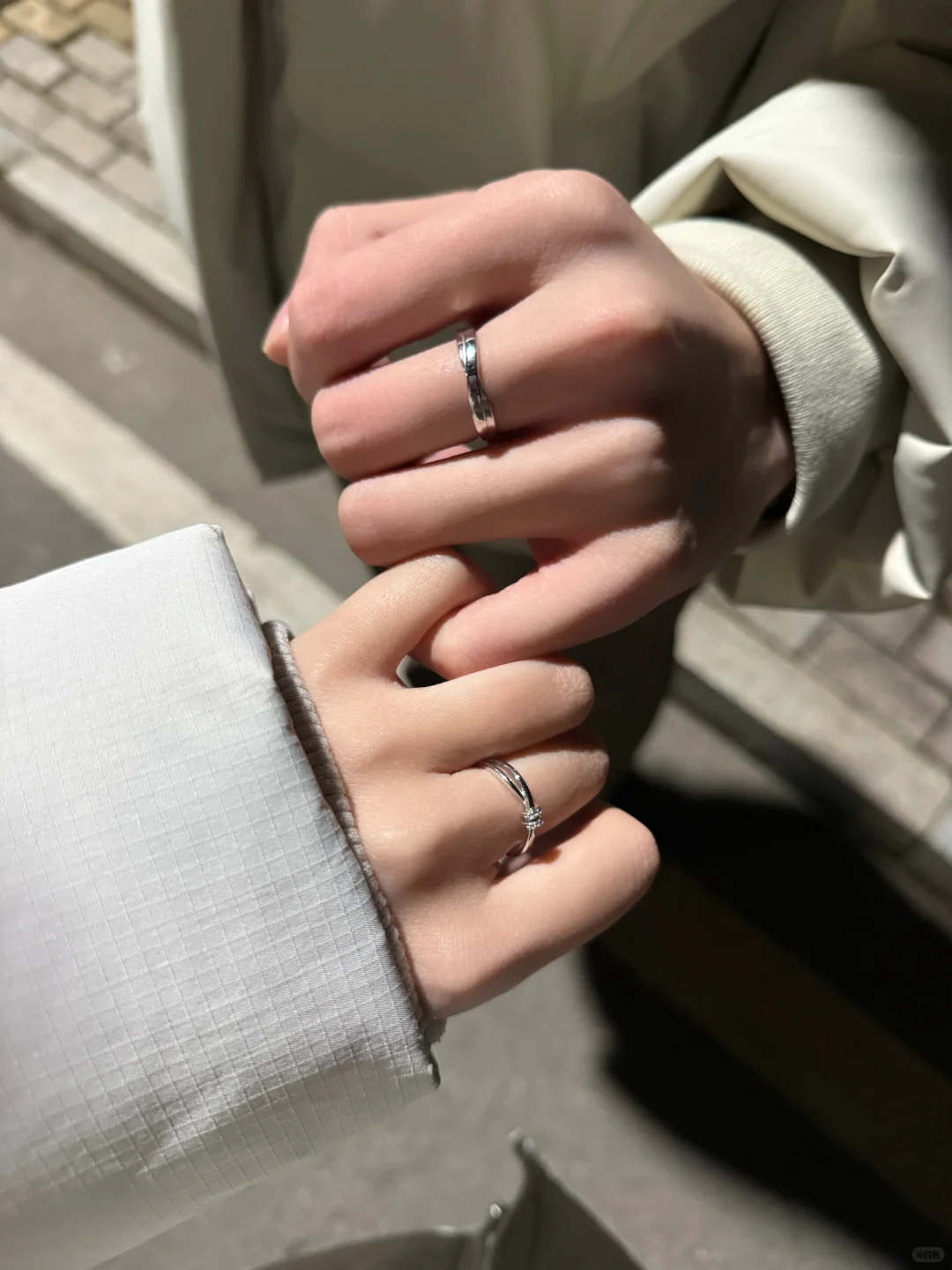 牵起的手 是两颗心的桥