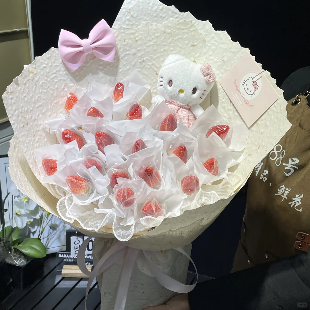 被这个小可爱甜到了草莓花束
