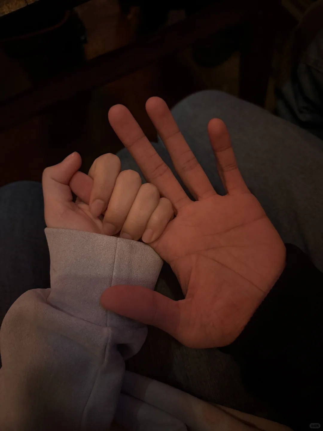 牵起的手 是两颗心的桥