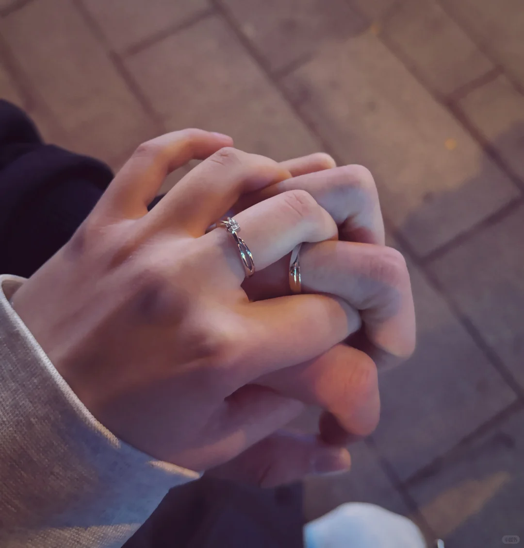 牵起的手 是两颗心的桥