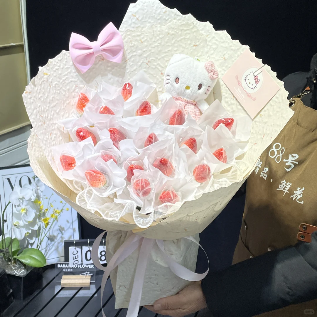 被这个小可爱甜到了草莓花束