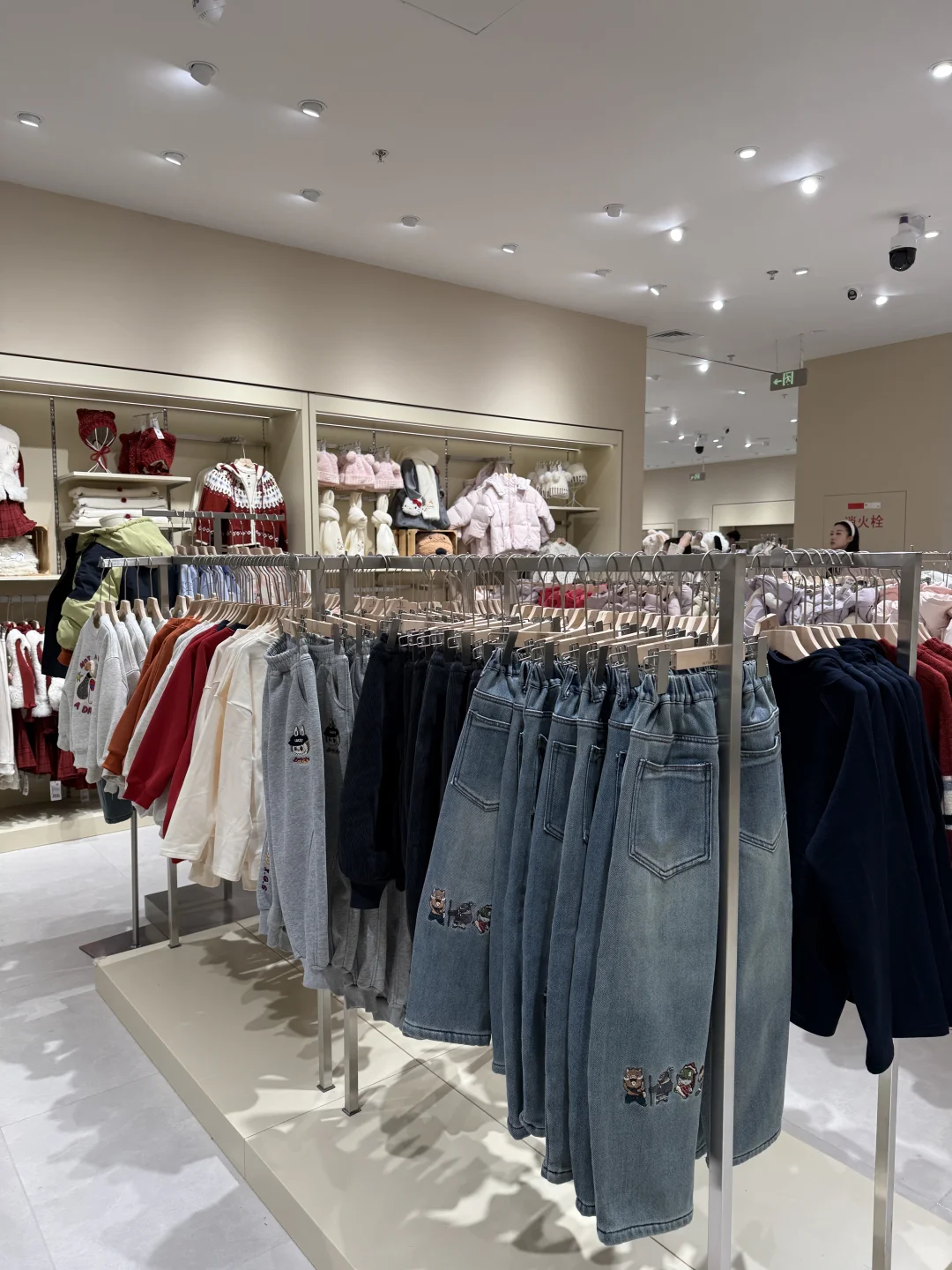 陪女朋友逛街被这家新开的服装店种草了！！