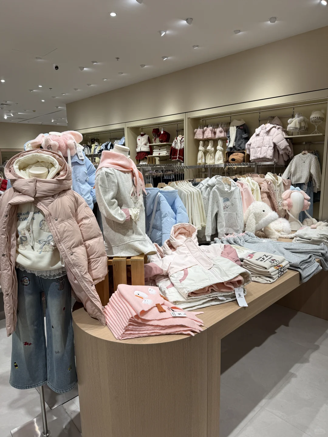 陪女朋友逛街被这家新开的服装店种草了！！