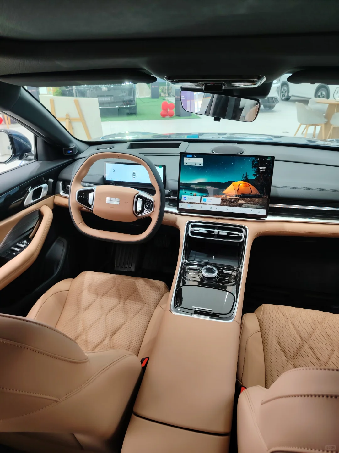 月薪5K闭眼入！00后第一辆轿车，吉利银河A7